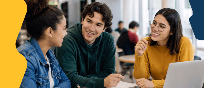 Estudiantes de Psicología conversan en aula sobre sus expectativas de la carrera presencial en Medellín.