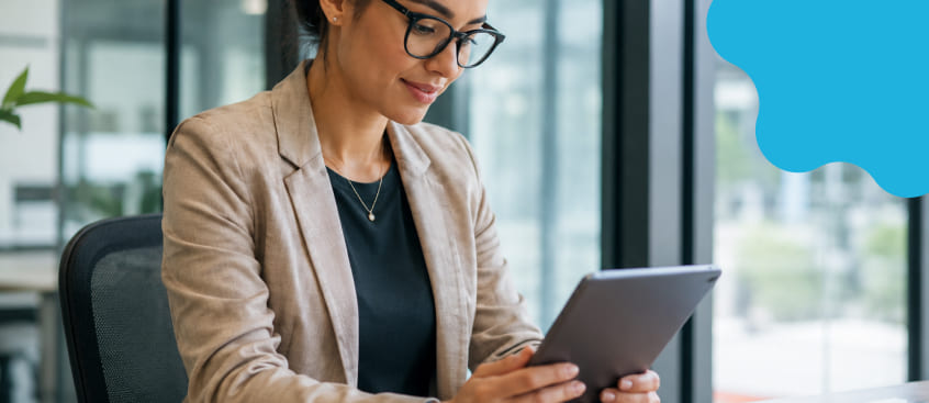​Profesional participa en un espacio de formación para fortalecer sus competencias desde su laptop.