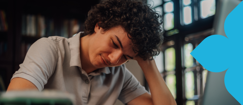 ​Un estudiante realizando trabajo de investigación en ciencias sociales como parte de su formación como licenciado​