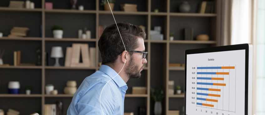 Visualización de datos con gráficas estadísticas y modelos predictivos en pantalla, representando el trabajo en analítica de datos