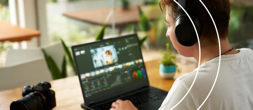 Hombre creativo freelance edita un video