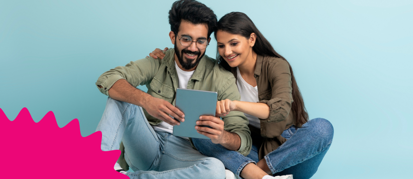Esudiantes alegres revisan su tablet contenido geopolítico global