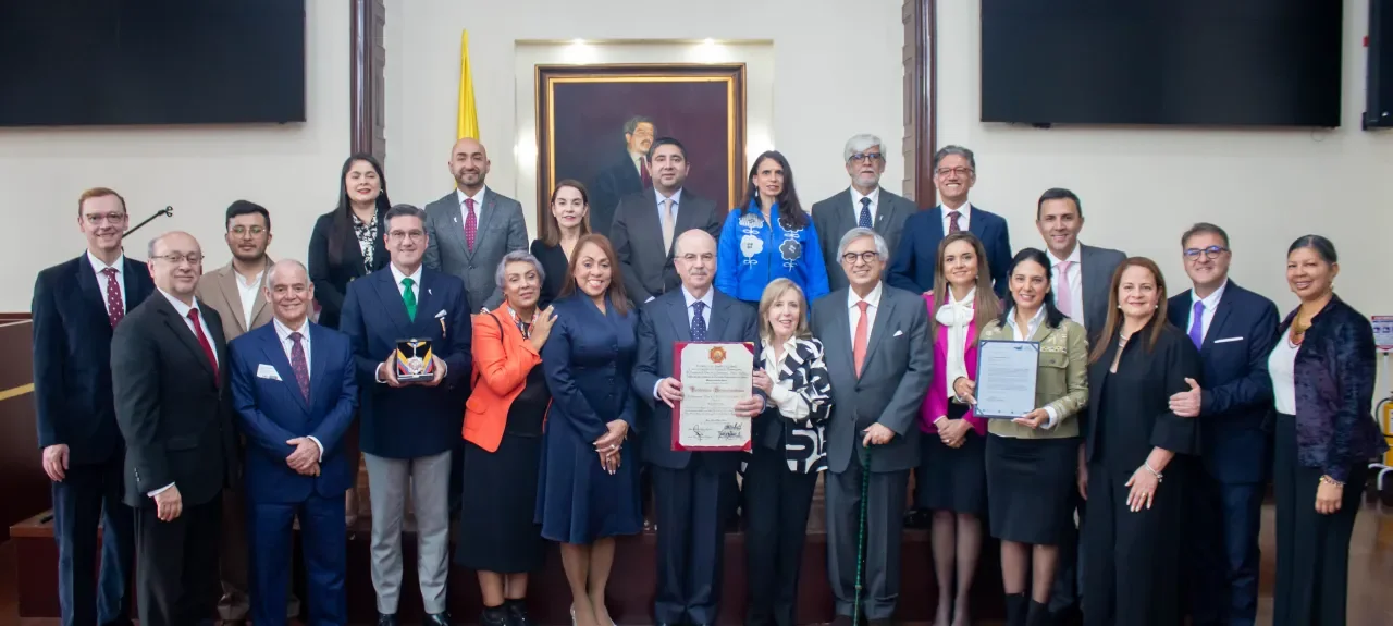 El Poli fue condecorado con la Orden de la Democracia Simón Bolívar por su contribución educativa y social