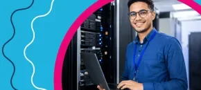 ​Estudiante de Ingeniería de Sistemas desarrollando código como parte de sus prácticas en una empresa.​