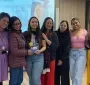 Grupo de estudiantes, investigadores y gestores en evento investigativo